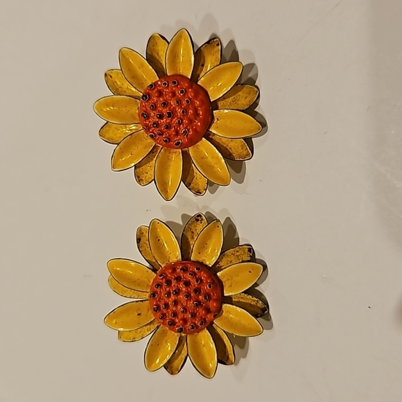 Vintage 2 Pair of Daisy Clip-on Earrings - Picture 2 of 7